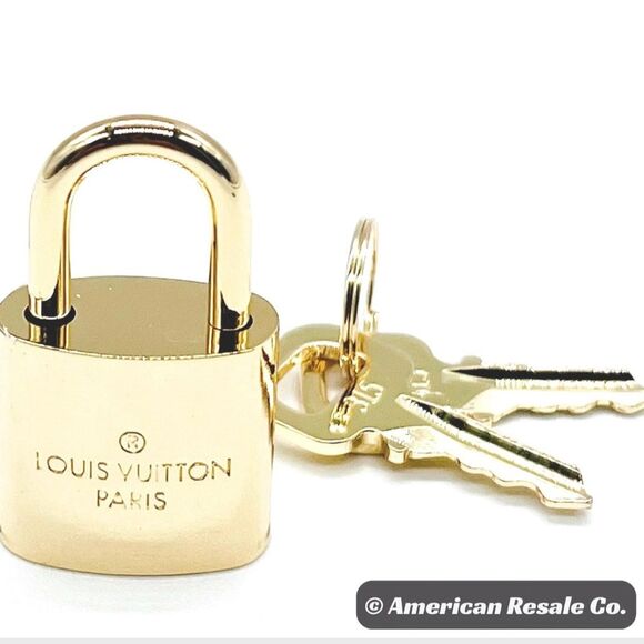 Louis Vuitton LV #315 Gold Lock Vintage and Rare PadLock Lock 2 Keys Necklace - Picture 6 of 8